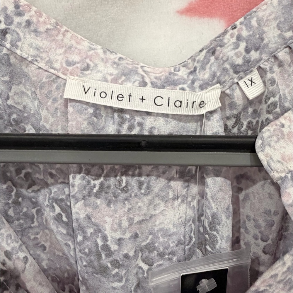 Violet & Claire 1X Women's Lavender and Gray Printed V-Neck Blouse - Picture 3 of 4